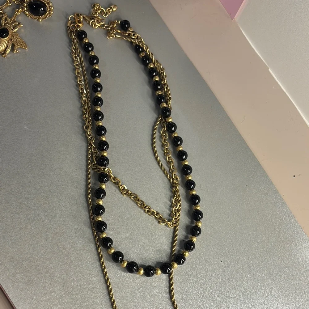 Yusi’s Elegant Gold and Black Necklace Set - Picture 4 of 7